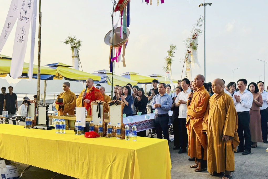Quảng Ninh làm lễ cầu siêu tưởng niệm 39 nạn nhân vụ lật tàu Vịnh Xanh 58 - 1 Quảng Ninh làm lễ cầu siêu tưởng niệm 39 nạn nhân vụ lật tàu Vịnh Xanh 58 - 1