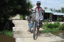 “Mong có cầu mới cho tụi nhỏ đi học an toàn hơn”