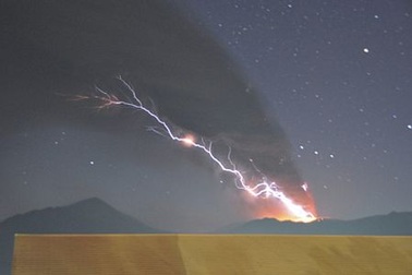 Các hãng hàng không hoãn chuyến tới Bali vì tro bụi núi lửa