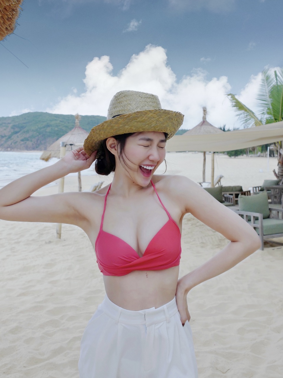 Nghỉ lễ, hot girl Reuters tung ảnh bikini nóng bỏng khiến fans xuýt xoa - 1 Nghỉ lễ, hot girl Reuters tung ảnh bikini nóng bỏng khiến fans xuýt xoa - 1