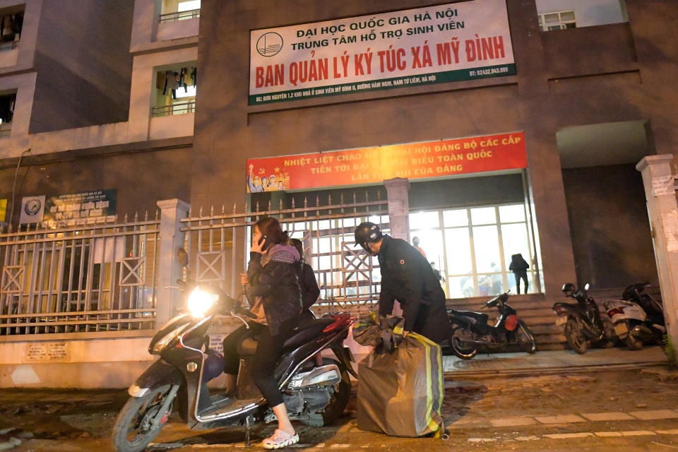 Sinh viên khu KTX Mỹ Đình rời đi trong đêm nhường chỗ cách ly Covid-19 - 9 Sinh viên khu KTX Mỹ Đình rời đi trong đêm nhường chỗ cách ly Covid-19 - 9
