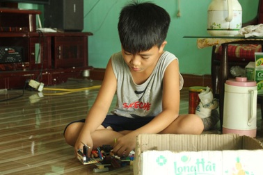 Nuôi con thời đại dịch: Phụ huynh bị quá tải, nổi cáu vì "trăm thứ đổ đầu"