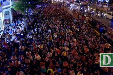 Hà Nội: Hàng nghìn người ngồi kín lòng đường dự lễ Vu Lan