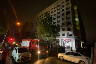 Cháy căn hộ, cư dân tháo chạy khỏi tòa nhà ở Huế trong đêm