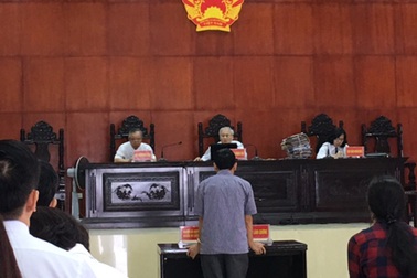 Xét xử vụ “ông trùm” buôn lậu qua biên giới – Dũng “mặt sắt”