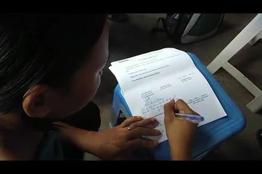 Chị Bành Thị Linh Hương giúp đỡ các bệnh nhi