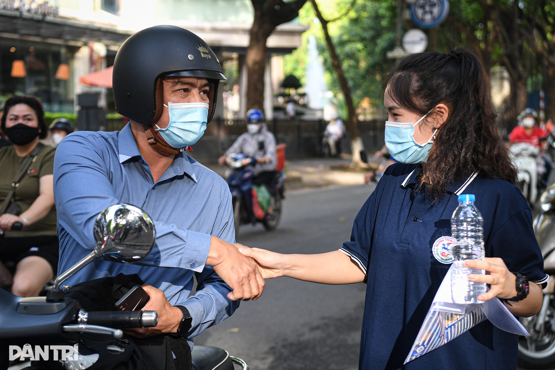 Những cái nắm tay ấm áp tiếp sức sĩ tử ngày thi đầu tiên kỳ thi vào 10 THPT - 5 Những cái nắm tay ấm áp tiếp sức sĩ tử ngày thi đầu tiên kỳ thi vào 10 THPT - 5