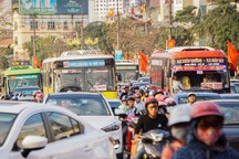 Đoàn xe ùn tắc hàng km ở cửa ngõ Hà Nội