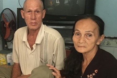 Chuyện tình kỳ lạ của vợ Việt, chồng Tây bán vé số