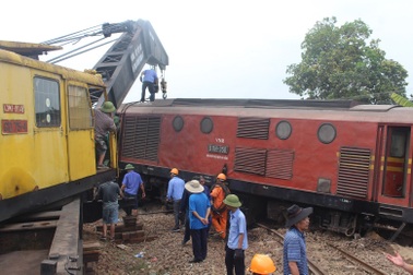 Nỗ lực để 15h chiều nay thông tuyến đường sắt ở ga Núi Thành