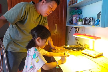 "Dạy con học, tôi cảm thấy bất lực và… phát điên"