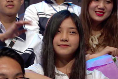 Chỉ xuất hiện vài giây trên truyền hình, nữ CĐV đã “đốn tim” khán giả