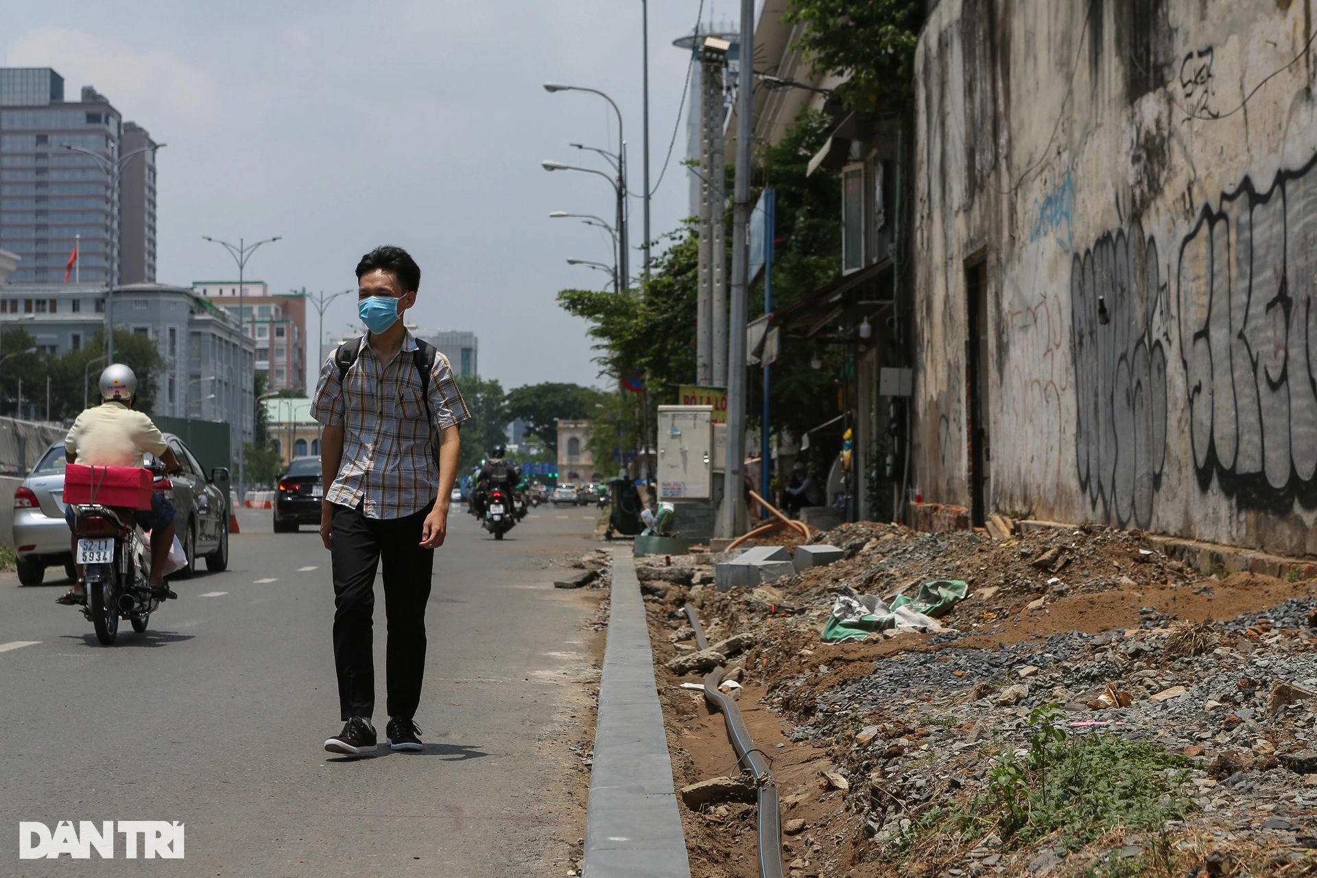 Nhiều tuyến vỉa hè ở trung tâm TPHCM như chiếc áo rách - 3