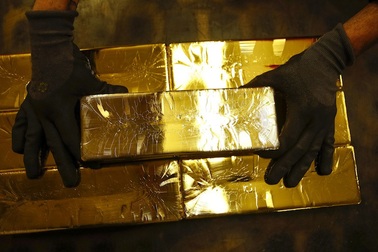 Tránh siêu lạm phát, Venezuela trả lương hưu bằng vàng