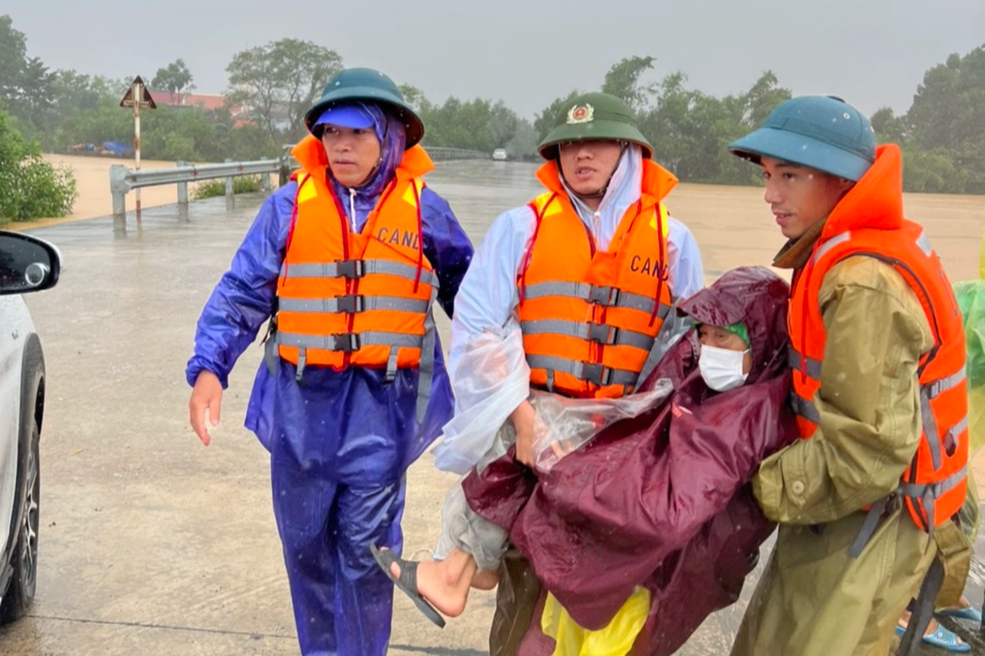 Nỗi đau vùng lũ: Chờ nước rút tiễn người quá cố, nhiều trẻ lâm cảnh mồ côi - 10 Nỗi đau vùng lũ: Chờ nước rút tiễn người quá cố, nhiều trẻ lâm cảnh mồ côi - 10