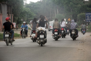 "Nhờn" luật, dân đầu trần ung dung phóng xe dạo phố