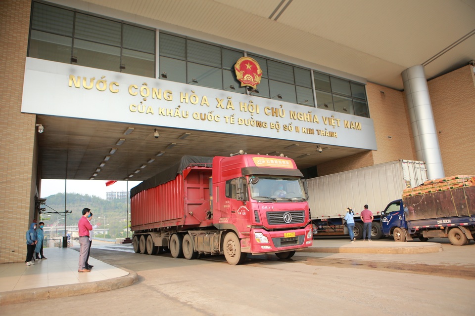 Nhu cầu xuất khẩu tăng mạnh, hàng hóa ùn ứ tại cửa khẩu Kim Thành - 1 Nhu cầu xuất khẩu tăng mạnh, hàng hóa ùn ứ tại cửa khẩu Kim Thành - 1
