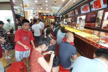 Một tuần giá vàng tăng "điên loạn", người người chen chân "ăn" lãi từng giờ