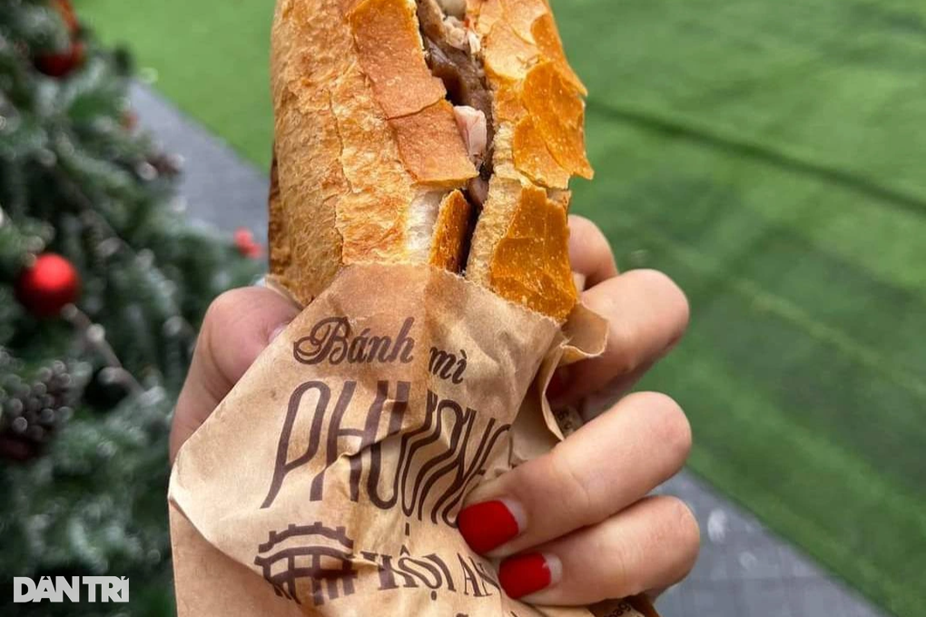 Hội An: Khu vực sơ chế tiệm bánh mì Phượng chưa đảm bảo vệ sinh - 1 Hội An: Khu vực sơ chế tiệm bánh mì Phượng chưa đảm bảo vệ sinh - 1