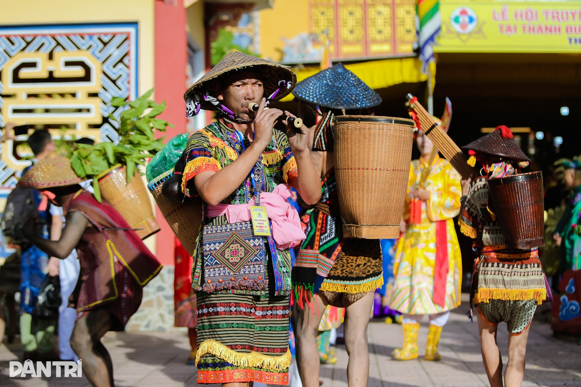 Sông Hương rực rỡ sắc màu với lễ hội điện Huệ Nam - 6 Sông Hương rực rỡ sắc màu với lễ hội điện Huệ Nam - 6