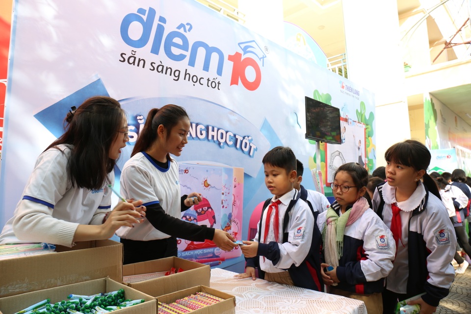 Trao học bổng gây quỹ từ việc thu gom dụng cụ học tập cũ và rác thải nhựa tái chế - 4 Trao học bổng gây quỹ từ việc thu gom dụng cụ học tập cũ và rác thải nhựa tái chế - 4