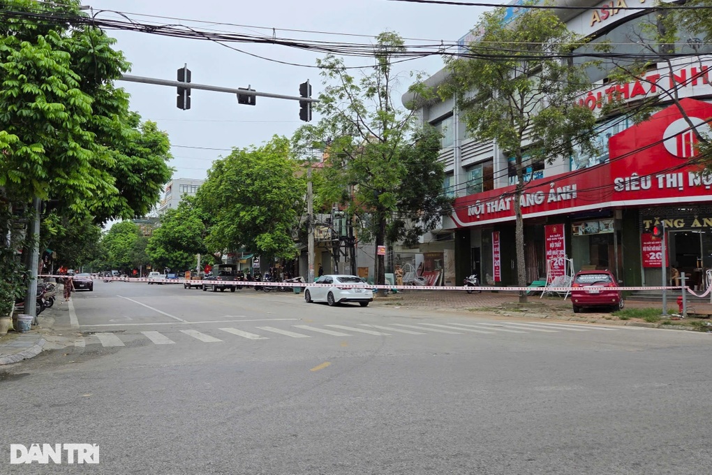 Hàng trăm cảnh sát phong tỏa đường, khám nhà đại ca giang hồ ở Thanh Hóa - 3 Hàng trăm cảnh sát phong tỏa đường, khám nhà đại ca giang hồ ở Thanh Hóa - 3