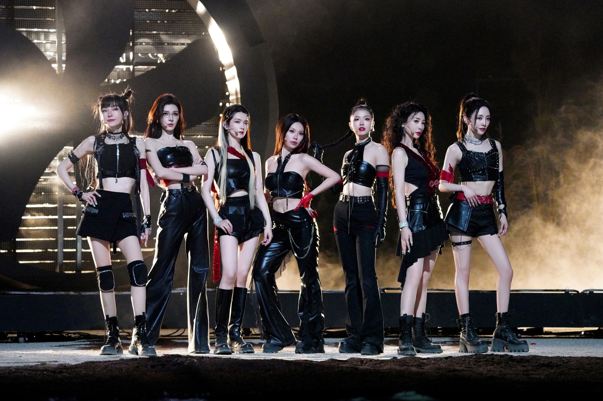 Persembahan meledak Suni Ha Linh secara rasmi memasuki pusingan akhir Tread the Wind - 1 Suni Hạ Linh trình diễn bùng nổ, chính thức vào chung kết Đạp gió - 1