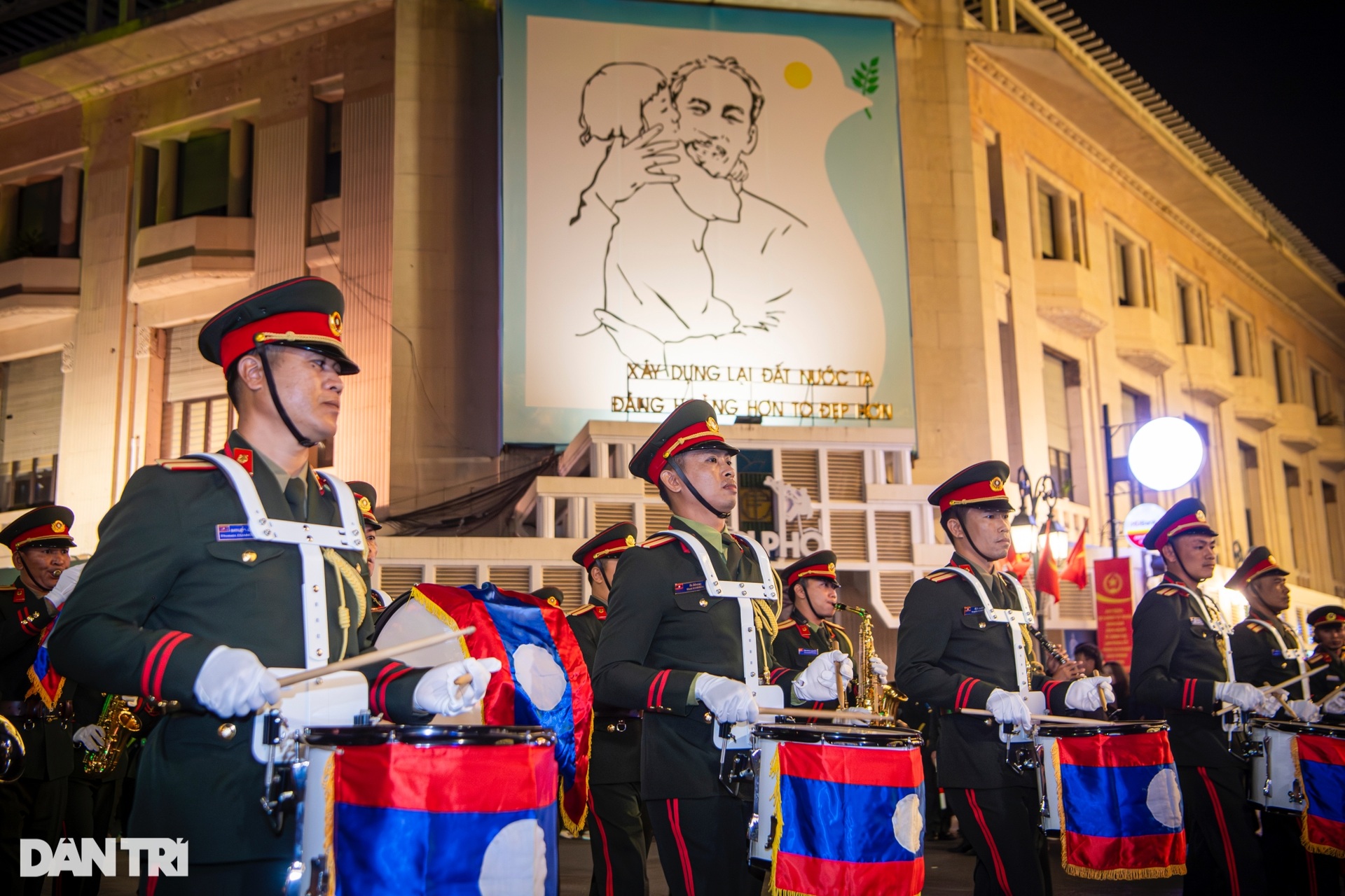 Người dân giao lưu biểu diễn sôi nổi cùng hàng trăm chiến sĩ trên phố đi bộ - 4 Người dân giao lưu biểu diễn sôi nổi cùng hàng trăm chiến sĩ trên phố đi bộ - 4