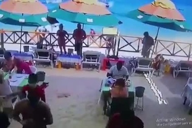 Khoảnh khắc kinh hoàng khi chiếc mô tô nước không người lái, mất kiểm soát