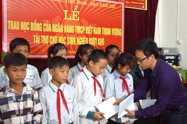 100 triệu đồng học bổng đến với học sinh nghèo hiếu học xứ Nghệ