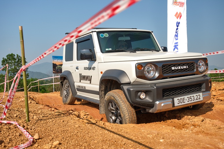 Mang Suzuki Jimny đi off-road để thấy đây là "xe ăn chơi" đúng nghĩa