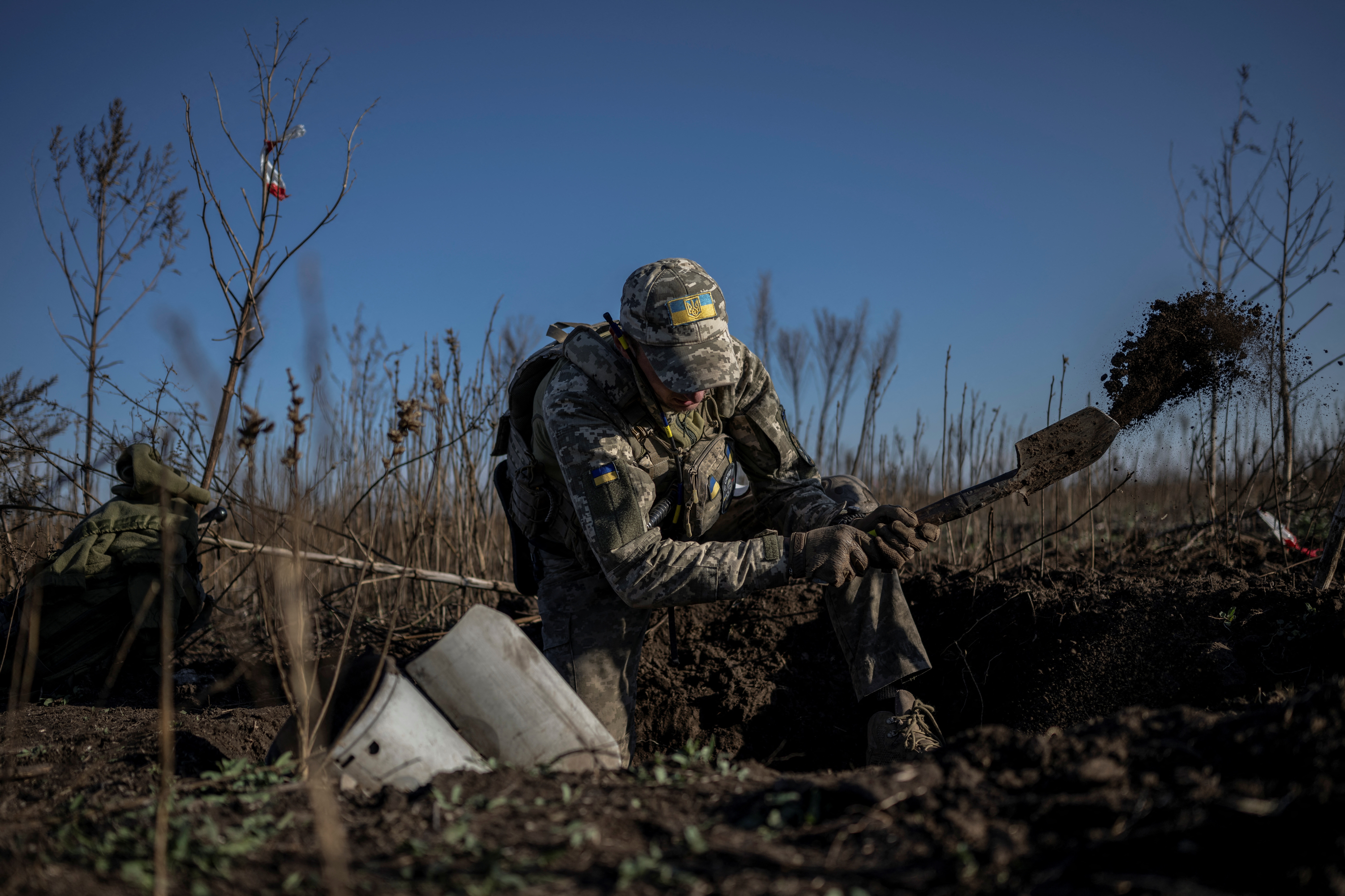 អ៊ុយក្រែនឆ្លងទន្លេដ៏សំខាន់ ប្រមូលកម្លាំងដើម្បីប្រឈមនឹងនរករបស់រុស្ស៊ី - ១ Ukraine vượt sông huyết mạch, dồn lực đối mặt hỏa ngục của Nga - 1