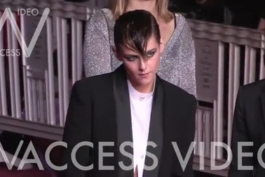 Kristen Stewart diện đồ mạnh mẽ và nam tính dự sự kiện tại Pháp