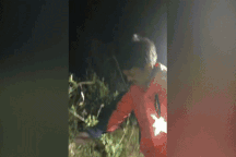 Giải cứu thanh niên đu bám trên vách núi đá lởm chởm, dựng đứng