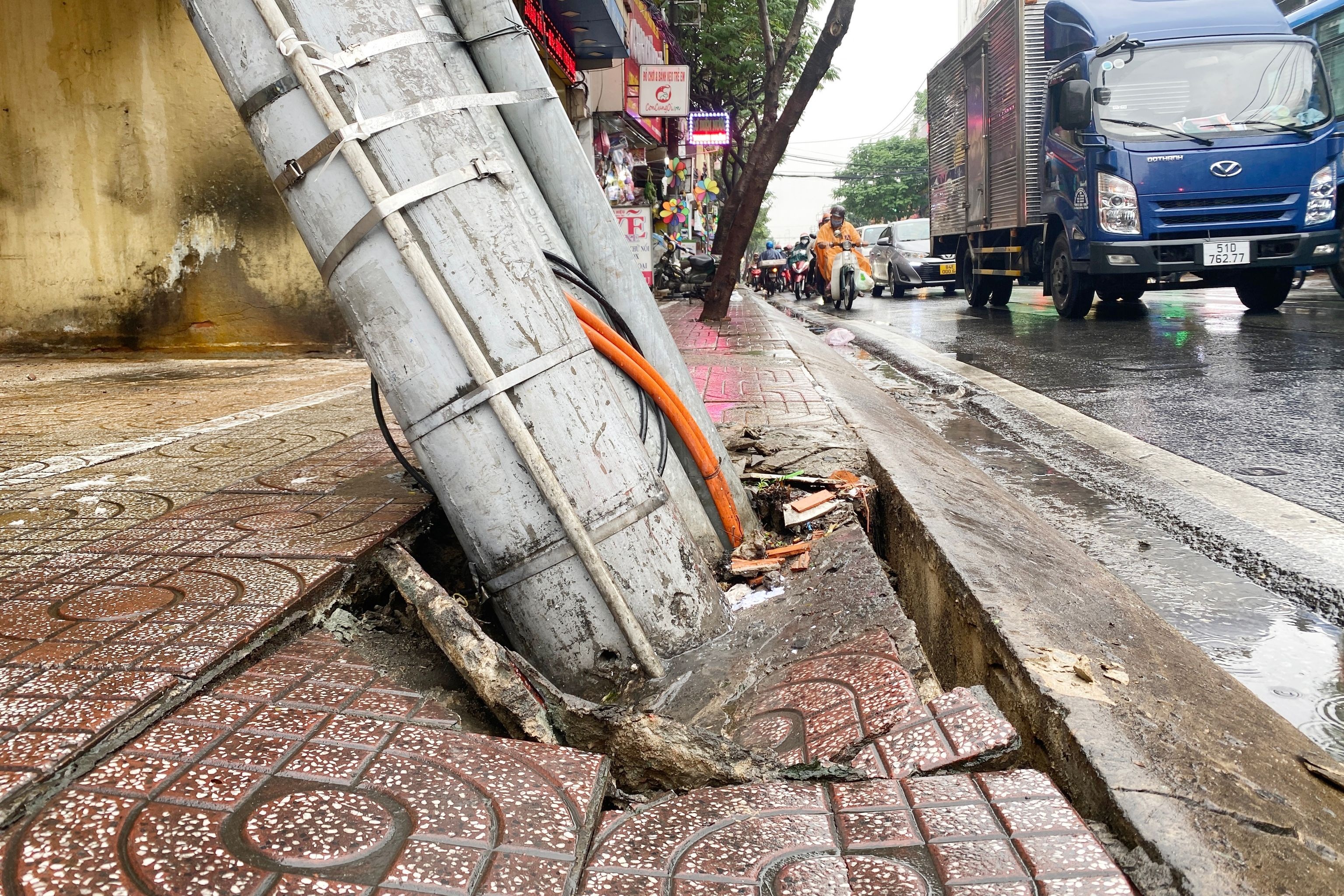 Trụ điện ở TPHCM đổ nghiêng vào nhà dân sau nhiều giờ mưa lớn - 2