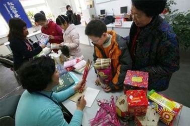 Nở rộ các cửa hàng mua lại quà biếu Tết 