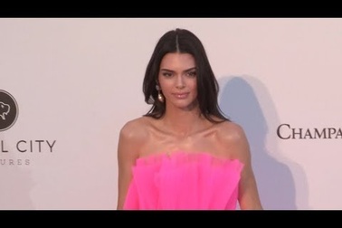 Kendall Jenner rực rỡ với váy hồng