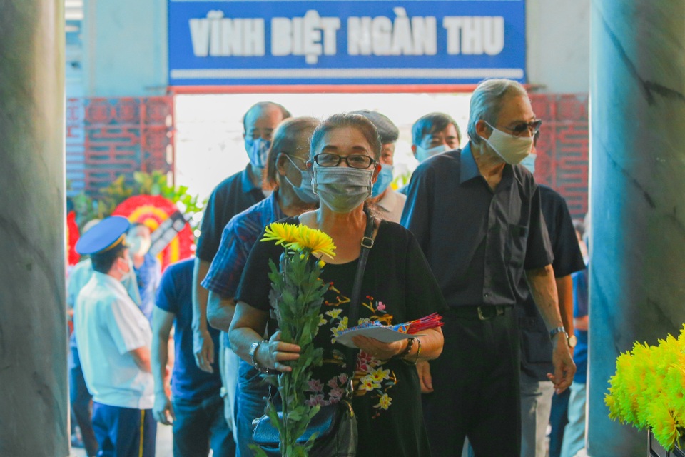 Người thân, đồng nghiệp nghẹn ngào tiễn biệt NSND Trần Phương - 12 Người thân, đồng nghiệp nghẹn ngào tiễn biệt NSND Trần Phương - 12