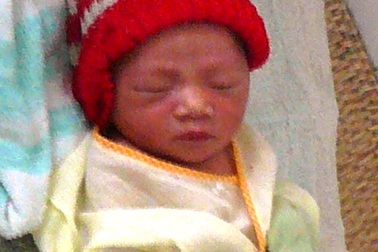 Cứu sống bé sơ sinh bị bỏ trong thùng giấy