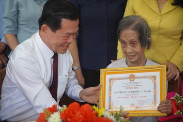 Bí thư Đồng Nai thăm, tặng thiệp mừng thọ cụ bà 119 tuổi