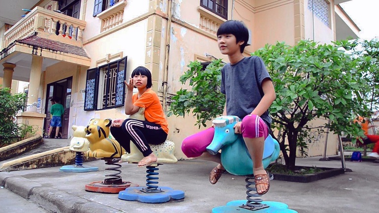 Ác mộng da cam và men say yêu thương ở làng trẻ em nhiễm chất độc dioxin - 24 Ác mộng da cam và men say yêu thương ở làng trẻ em nhiễm chất độc dioxin - 24