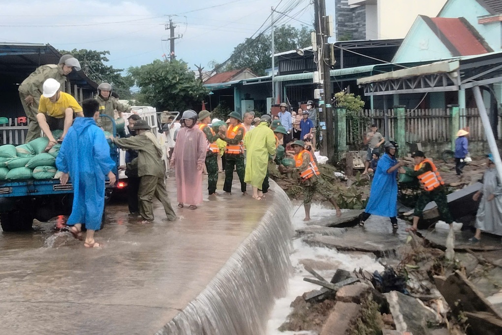 Lũ bùn tràn vào nhà như thác, công an leo rào gọi dân đi sơ tán - 3 Lũ bùn tràn vào nhà như thác, công an leo rào gọi dân đi sơ tán - 3