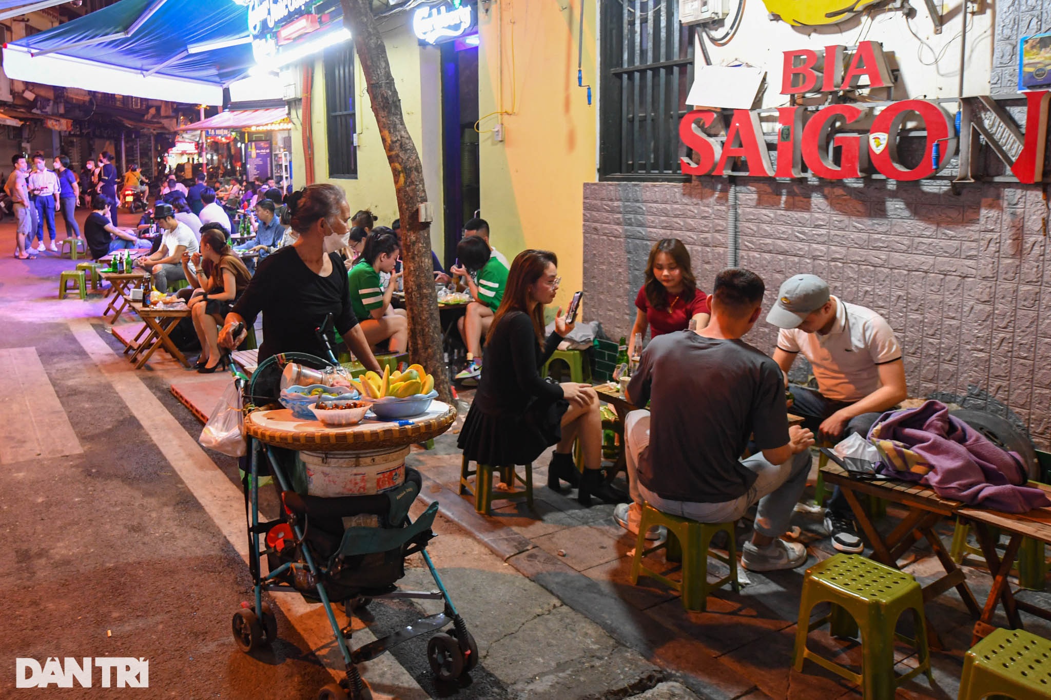 Hà Nội: Phố bia Tạ Hiện đông kín khách, các hàng quán nhộn nhịp sau 21h - 6 Hà Nội: Phố bia Tạ Hiện đông kín khách, các hàng quán nhộn nhịp sau 21h - 6