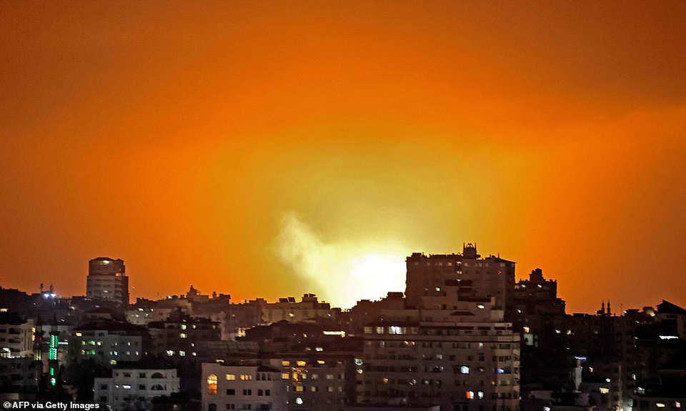 Israel không kích rung chuyển Dải Gaza sau khi hứng 150 rocket từ Hamas - 3 Israel không kích rung chuyển Dải Gaza sau khi hứng 150 rocket từ Hamas - 3