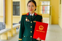 "Bông hồng thép" thủ khoa kể chuyện mang súng, vác bao cát hành quân