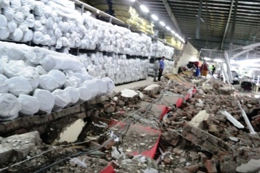 Sập tường công ty may, 7 công nhân thương vong   