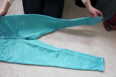 Hướng dẫn cách gấp quần jeans