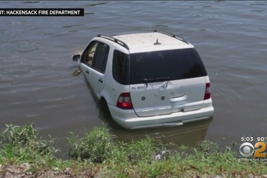 Nữ tài xế nhầm chân ga, xe Mercedes lao thẳng xuống sông