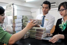 Ngân hàng nhìn đống tiền thừa mà run