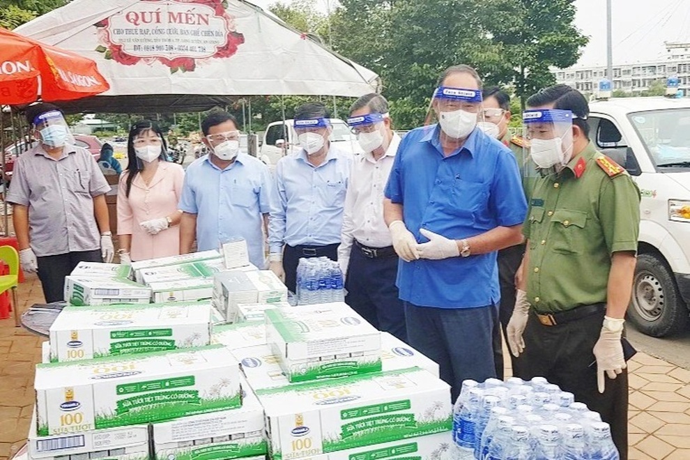 An Giang tặng 30.000 túi quà an sinh cho người dân gặp khó khăn vì Covid-19 - 2 An Giang tặng 30.000 túi quà an sinh cho người dân gặp khó khăn vì Covid-19 - 2